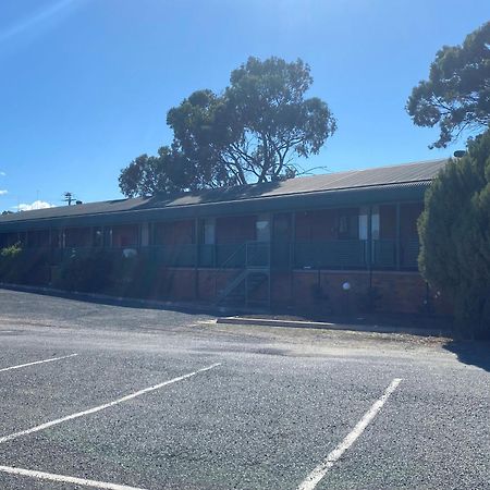 Deniliquin Country Club Motor Inn Buitenkant foto