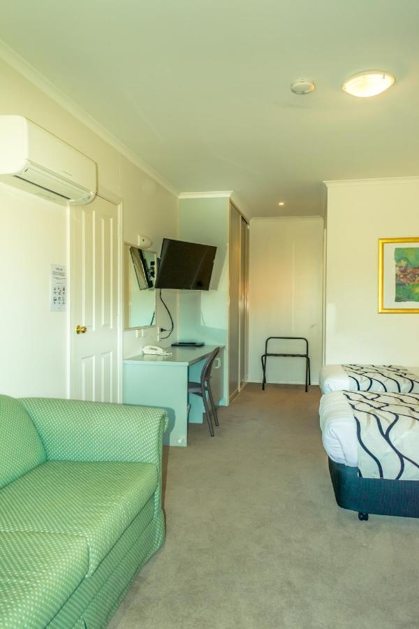Deniliquin Country Club Motor Inn Buitenkant foto