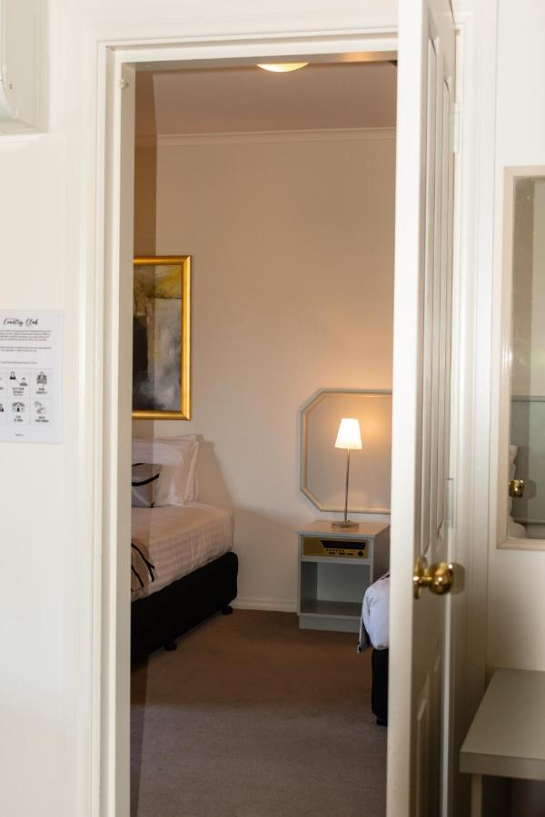 Deniliquin Country Club Motor Inn Buitenkant foto