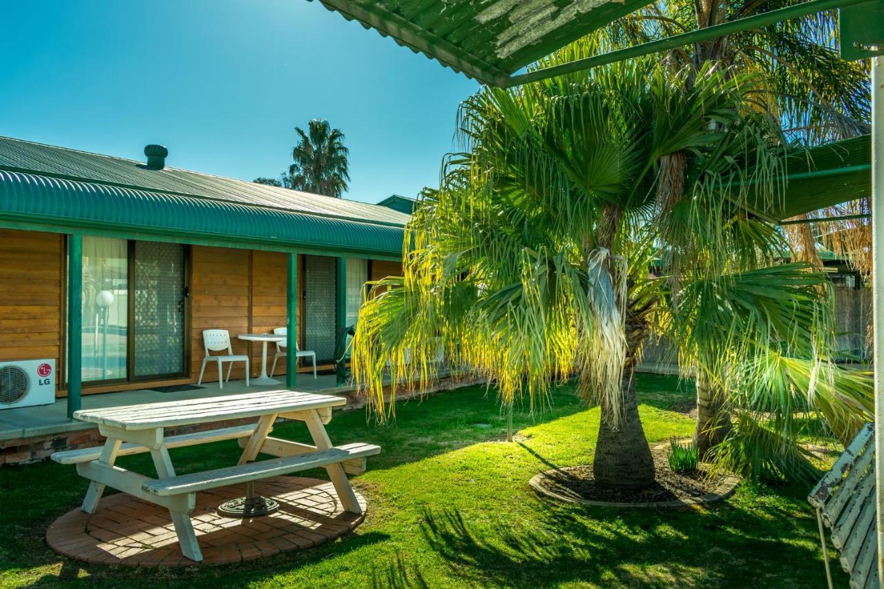 Deniliquin Country Club Motor Inn Buitenkant foto