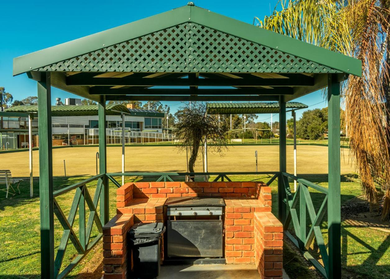 Deniliquin Country Club Motor Inn Buitenkant foto