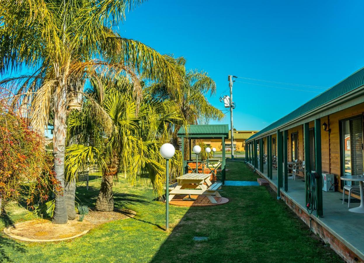 Deniliquin Country Club Motor Inn Buitenkant foto