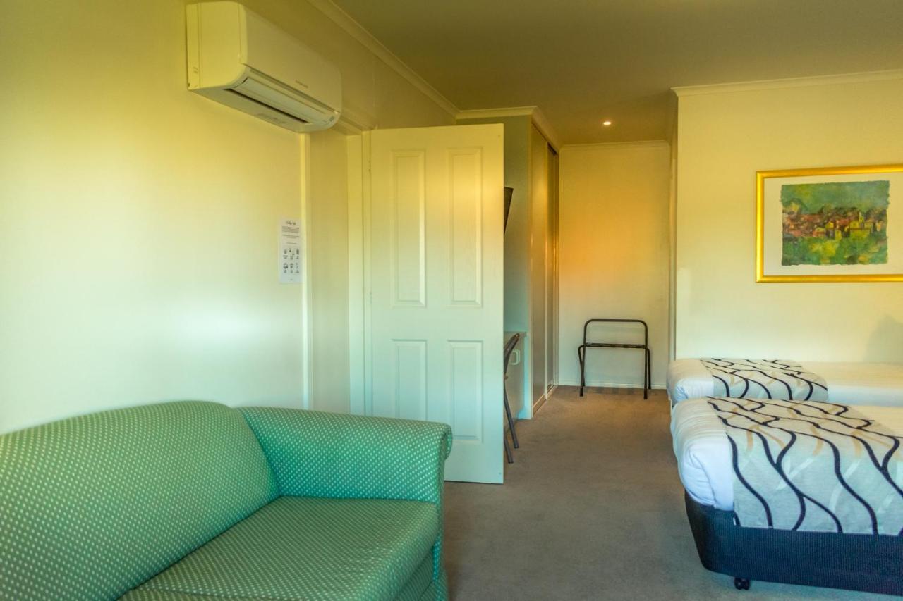 Deniliquin Country Club Motor Inn Buitenkant foto