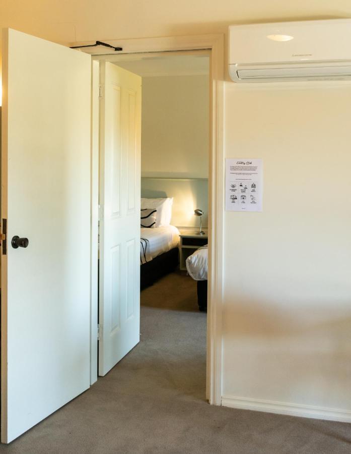 Deniliquin Country Club Motor Inn Buitenkant foto