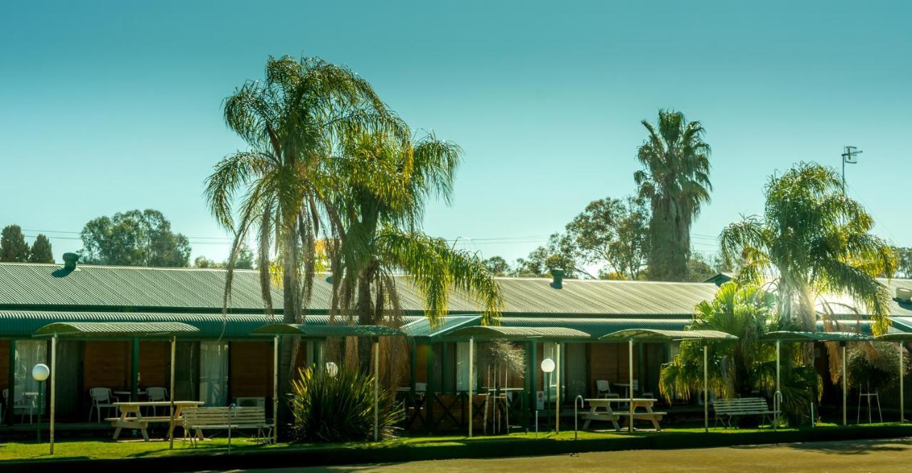 Deniliquin Country Club Motor Inn Buitenkant foto