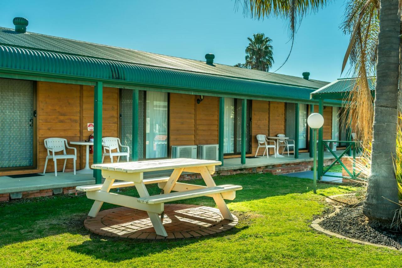 Deniliquin Country Club Motor Inn Buitenkant foto