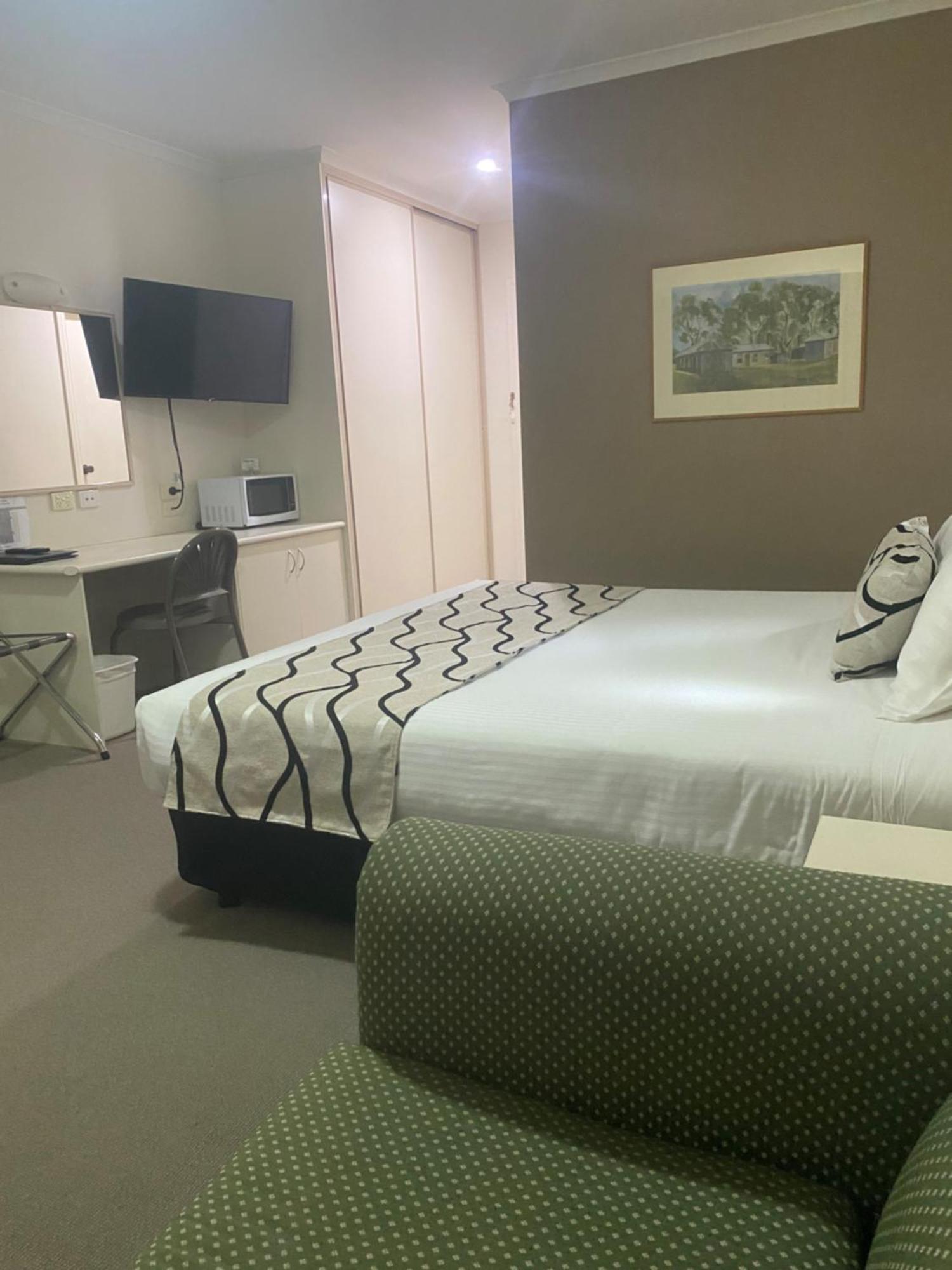 Deniliquin Country Club Motor Inn Buitenkant foto