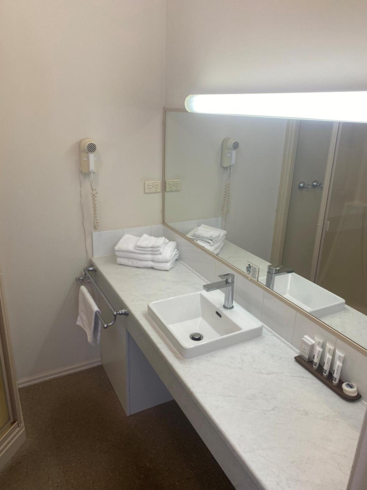 Deniliquin Country Club Motor Inn Buitenkant foto