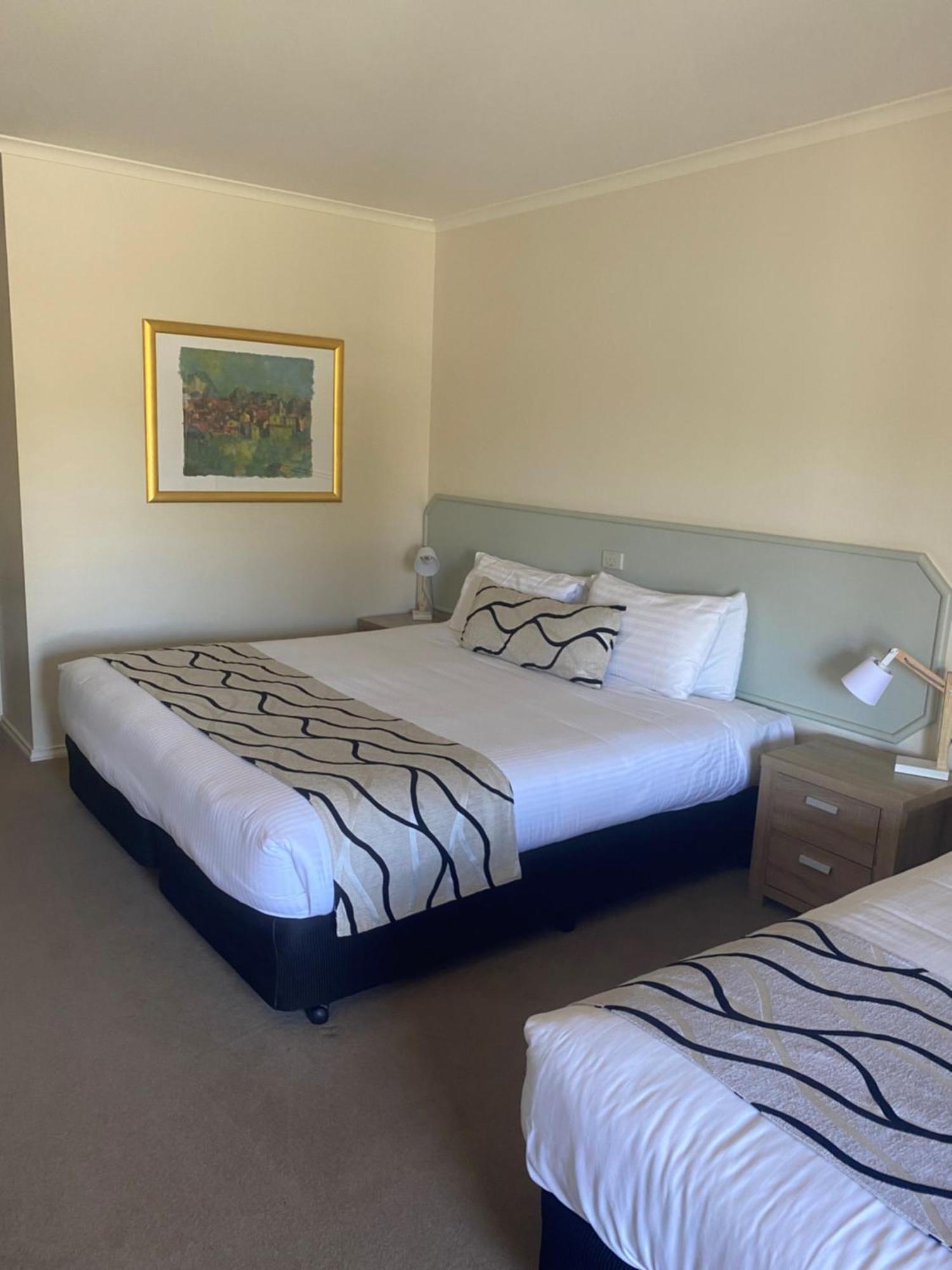 Deniliquin Country Club Motor Inn Buitenkant foto