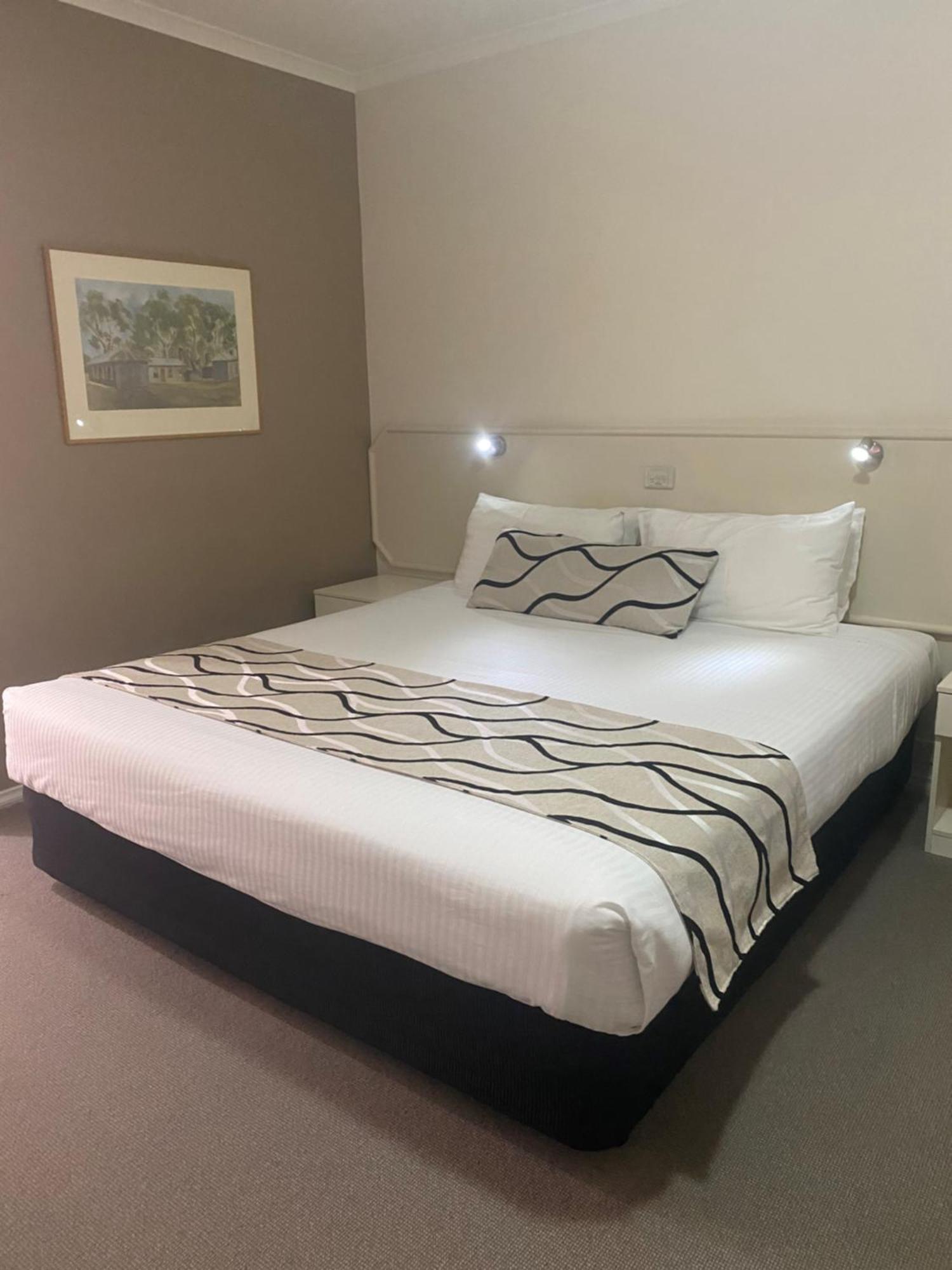 Deniliquin Country Club Motor Inn Buitenkant foto