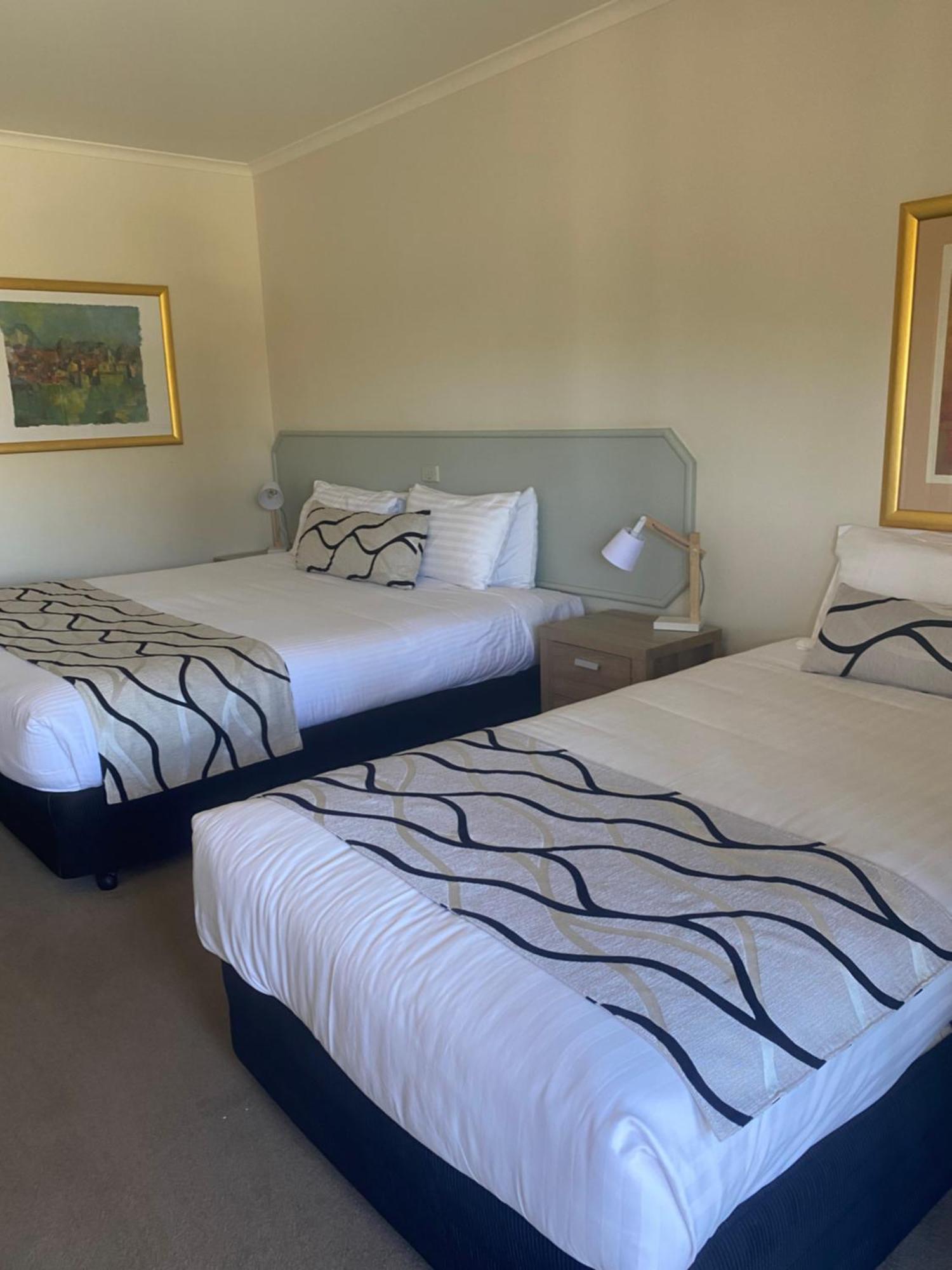 Deniliquin Country Club Motor Inn Buitenkant foto