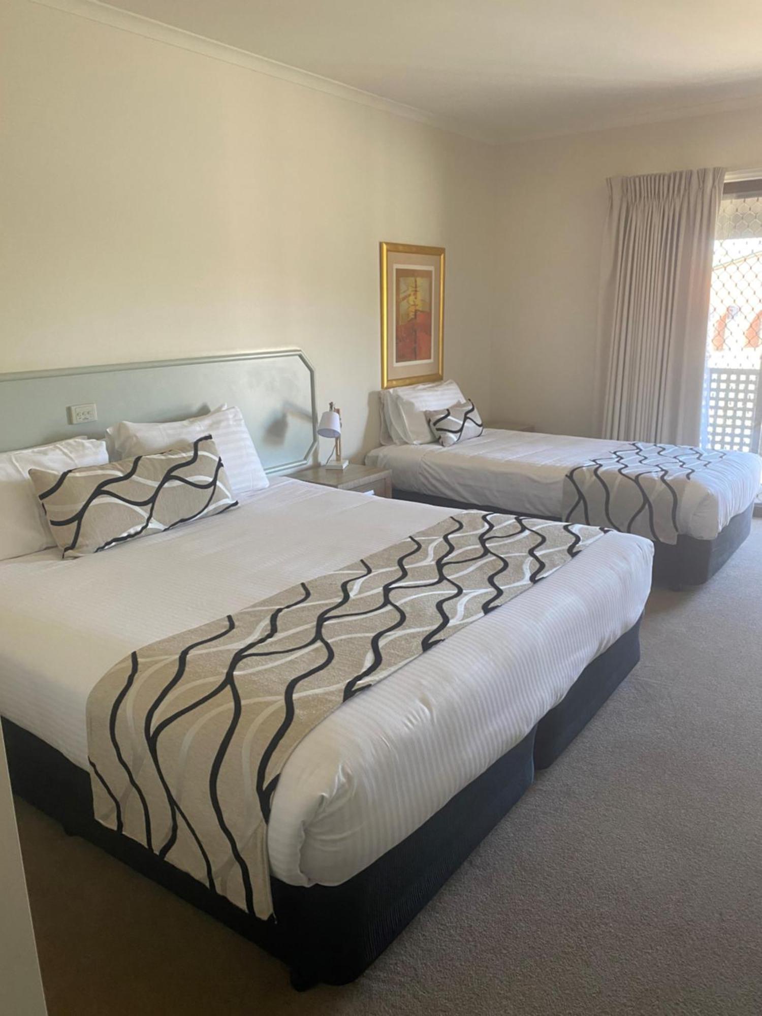 Deniliquin Country Club Motor Inn Buitenkant foto