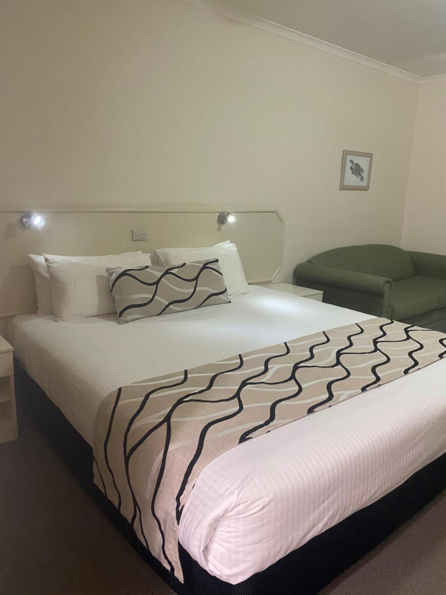 Deniliquin Country Club Motor Inn Buitenkant foto
