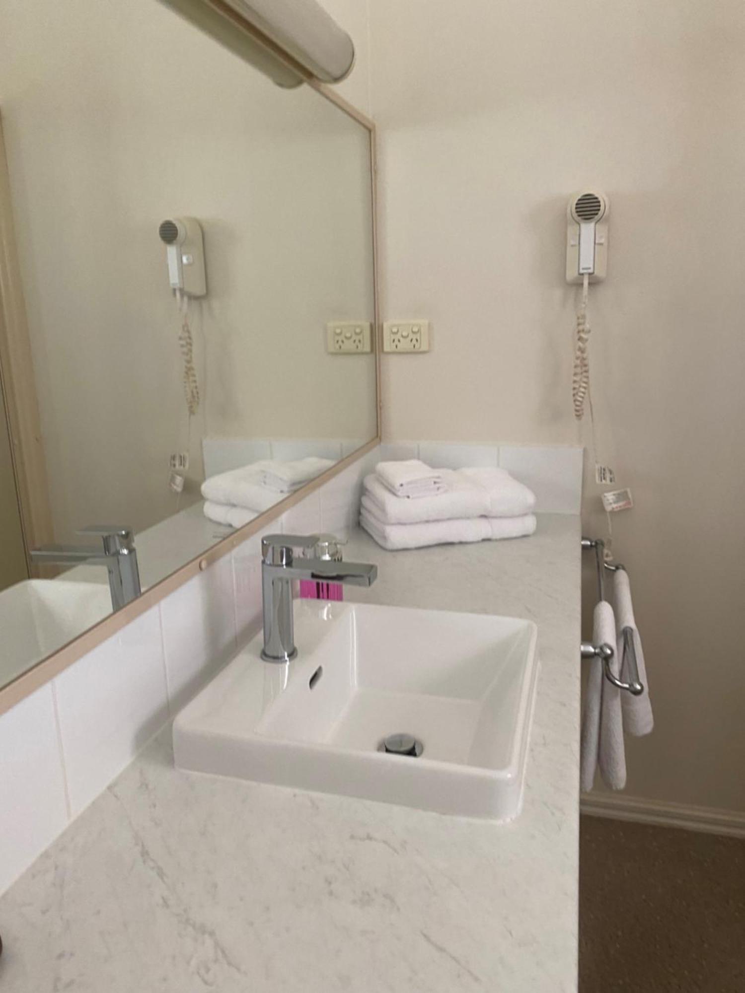Deniliquin Country Club Motor Inn Buitenkant foto