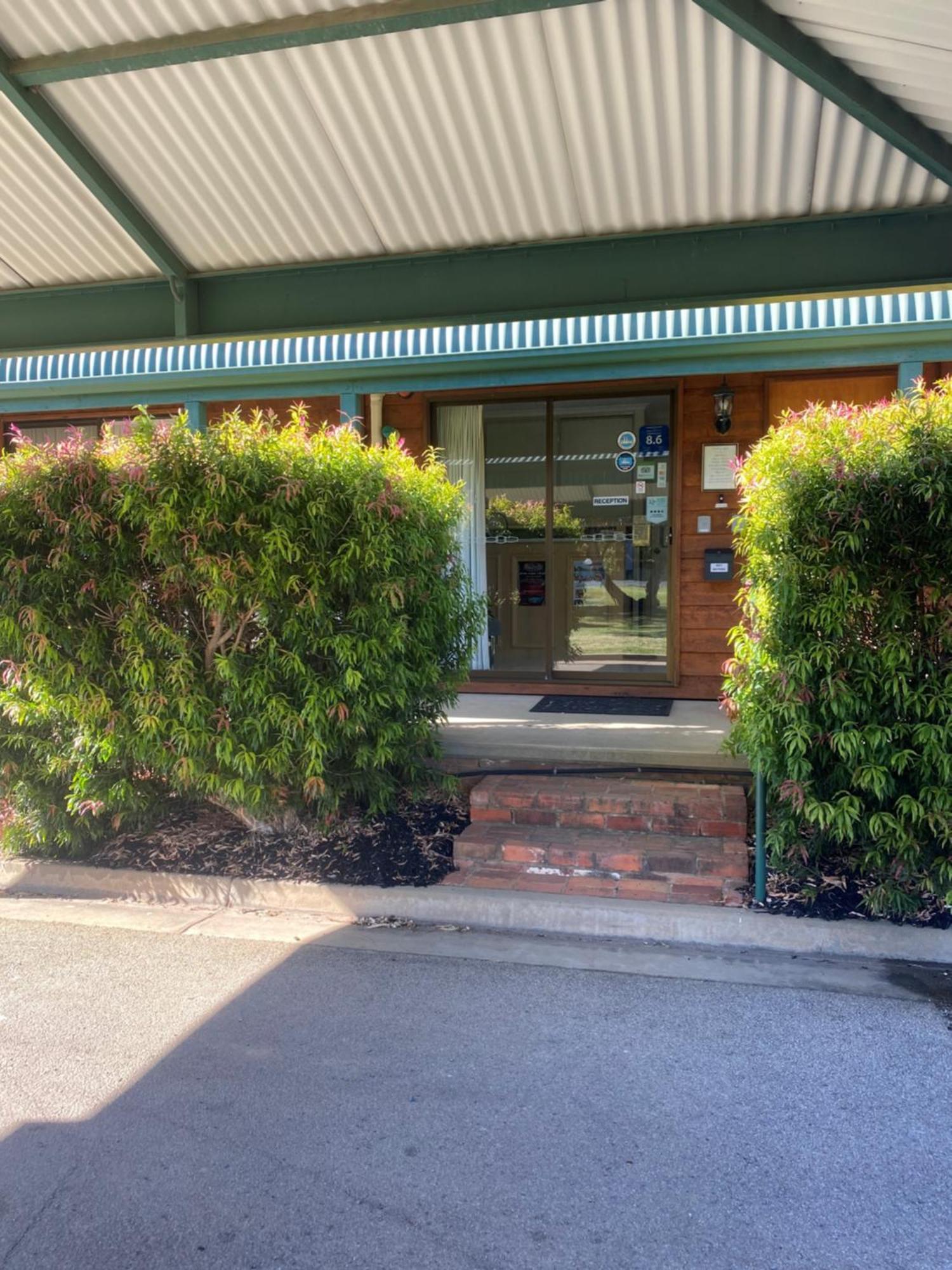 Deniliquin Country Club Motor Inn Buitenkant foto