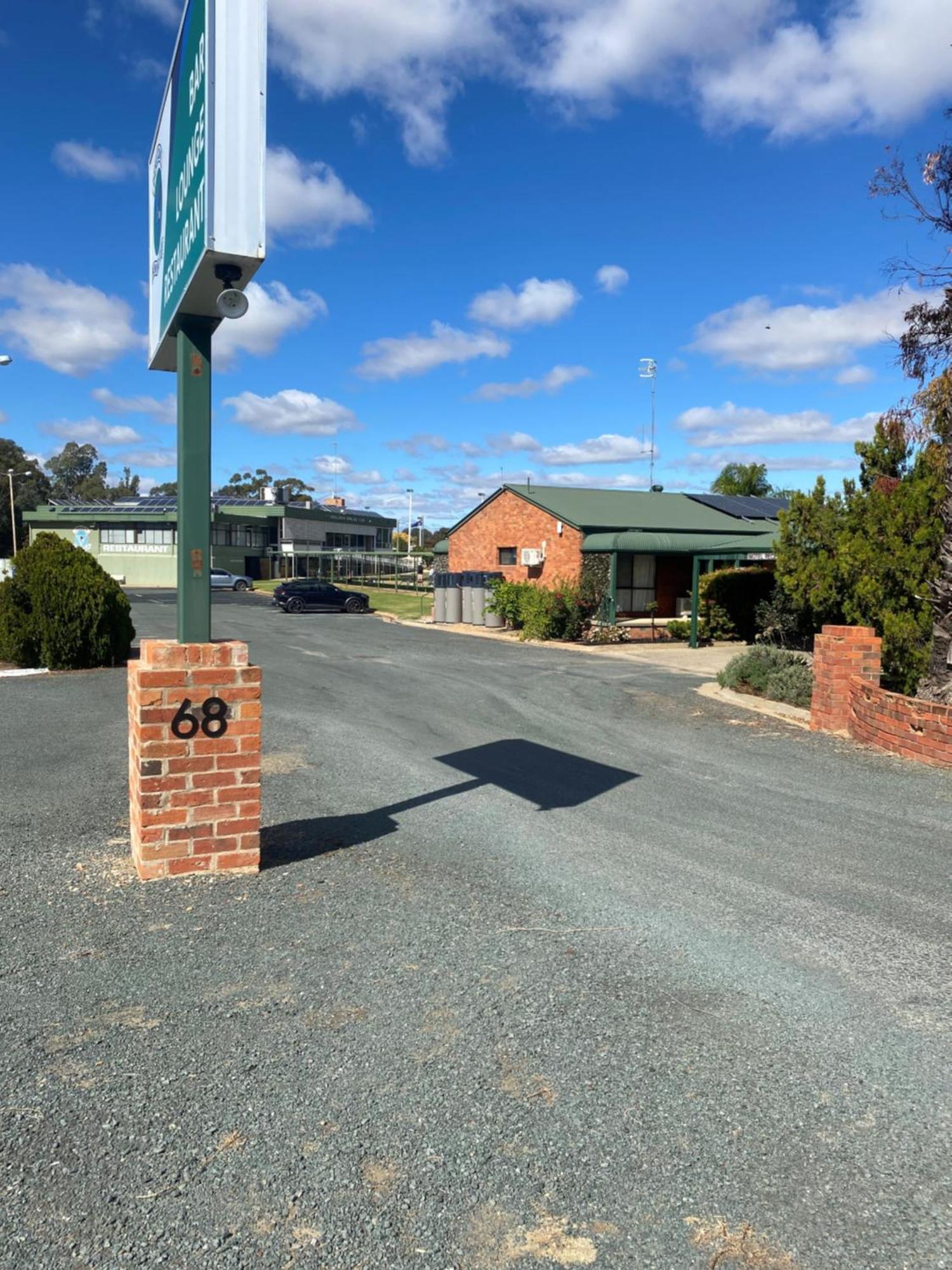 Deniliquin Country Club Motor Inn Buitenkant foto