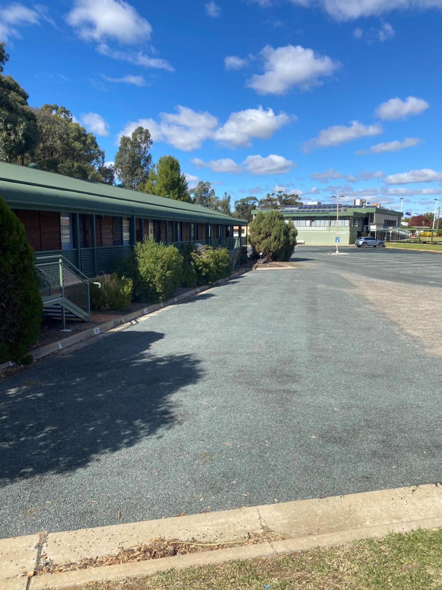 Deniliquin Country Club Motor Inn Buitenkant foto