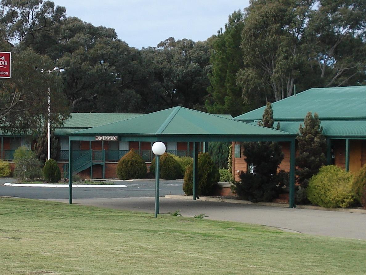 Deniliquin Country Club Motor Inn Buitenkant foto