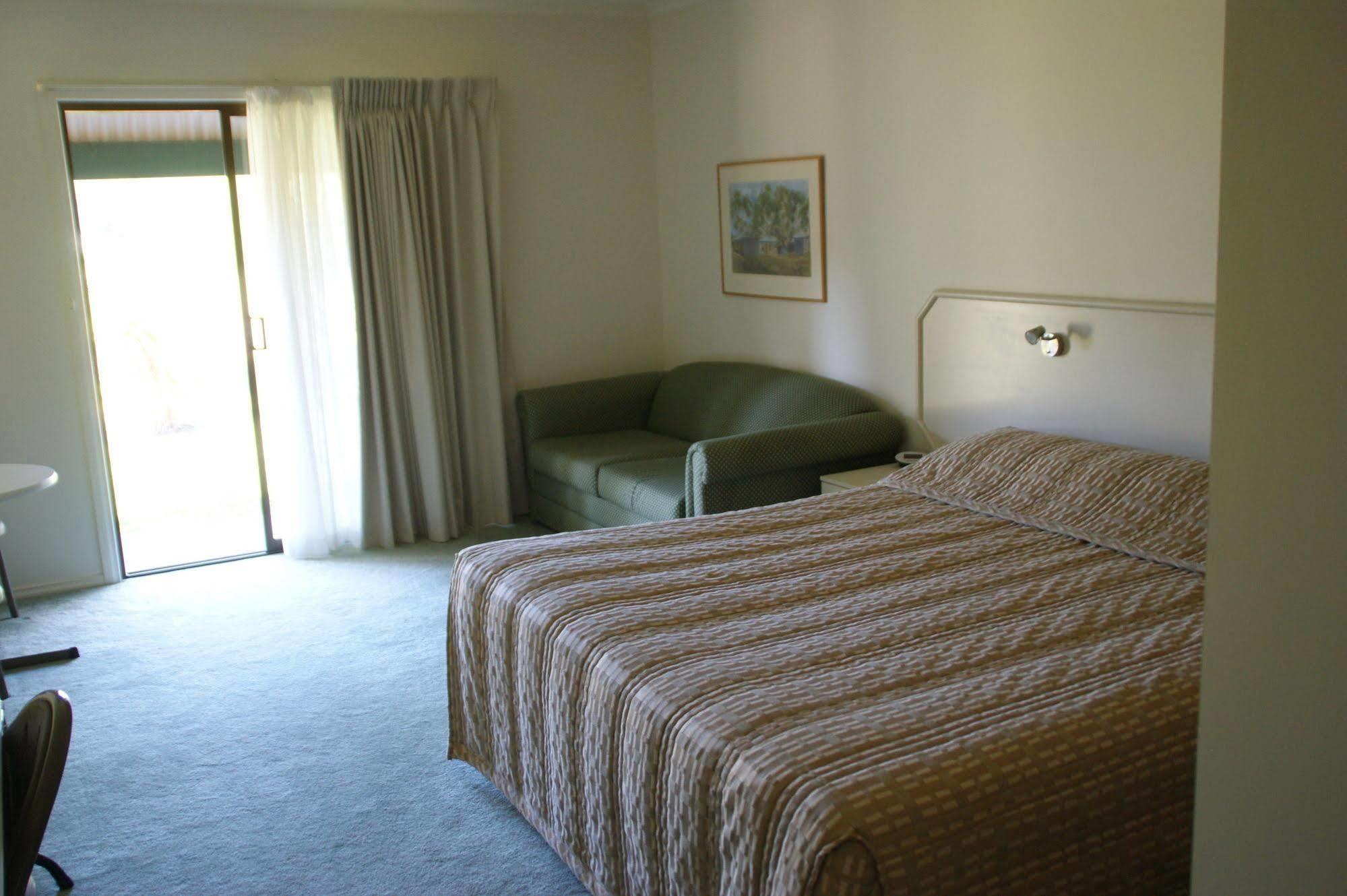 Deniliquin Country Club Motor Inn Buitenkant foto
