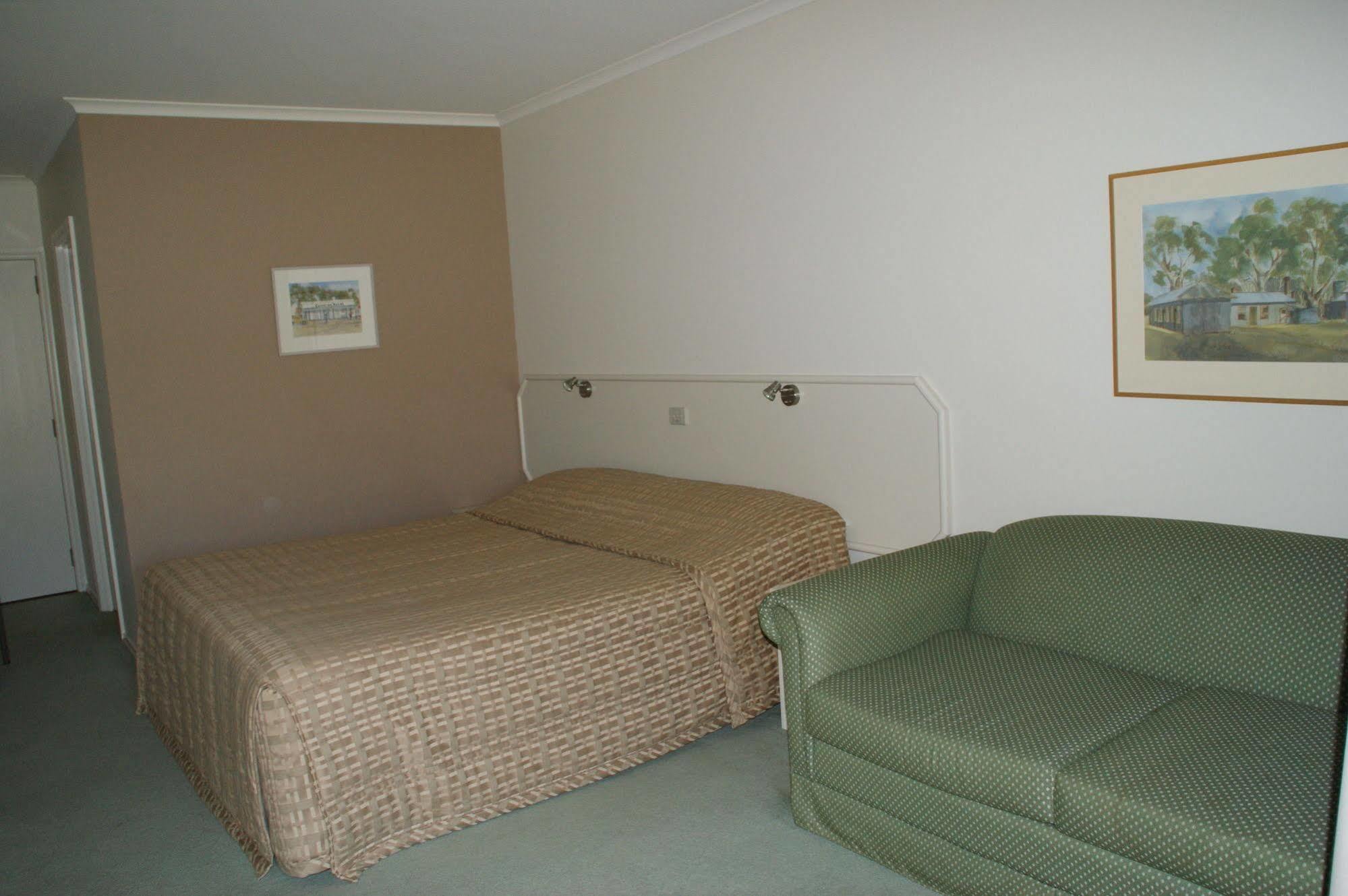 Deniliquin Country Club Motor Inn Buitenkant foto